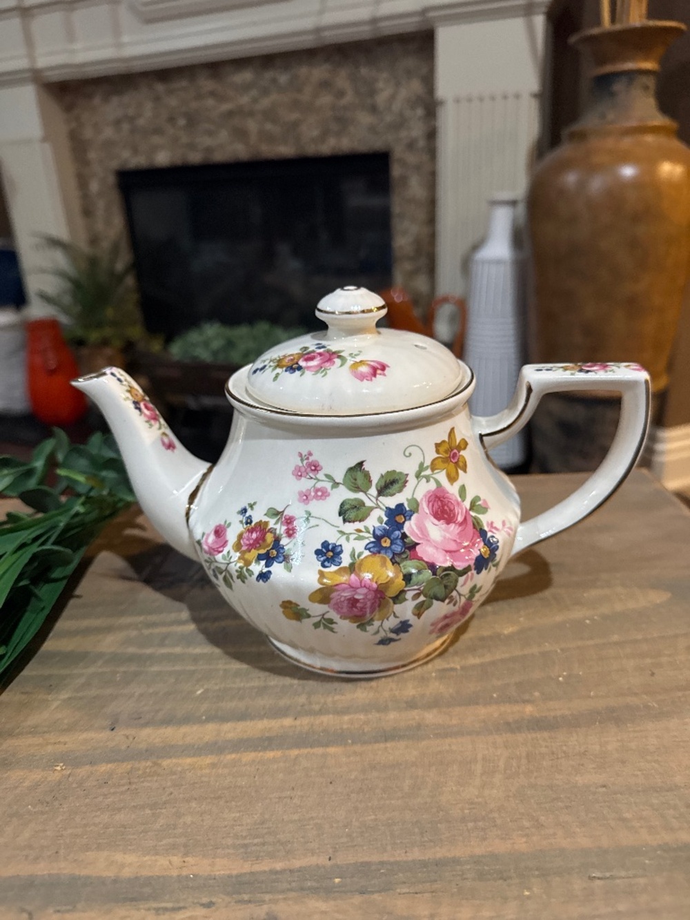 VTG Sadler England teapot features a delicate floral pattern & gold gilt accents